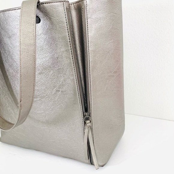 Neiman Marcus Metallic Gray Tote Good Condition💗🎉HP🎊🎁 - Picture 13 of 14